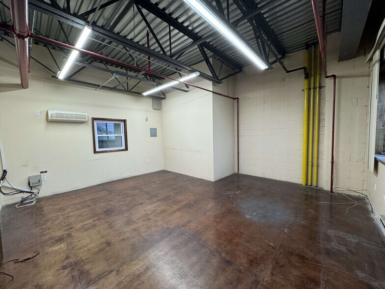 More Photos Of Queens, Maspeth Warehouse For Lease