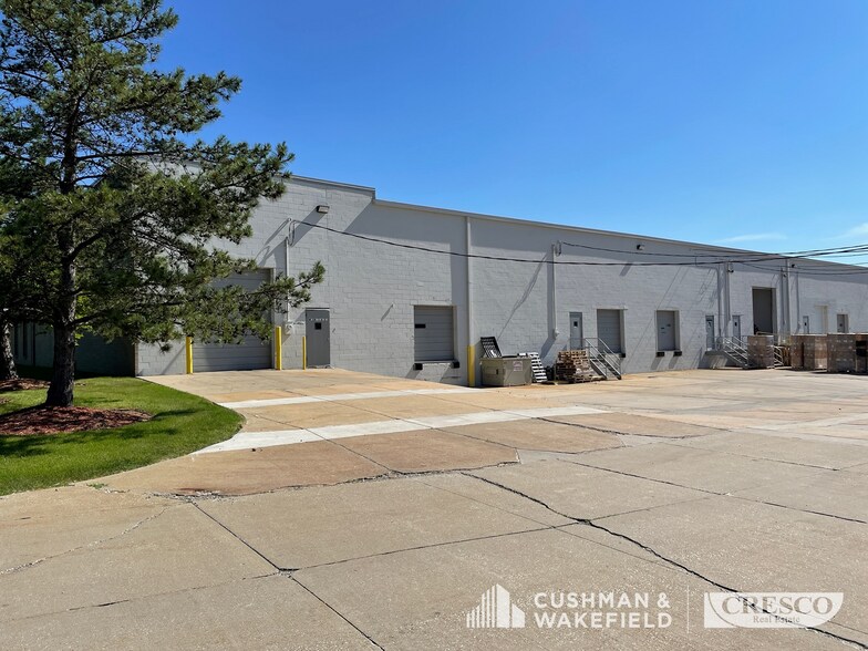More Photos Of 6661 Cochran Rd, Solon Light Distribution For Lease