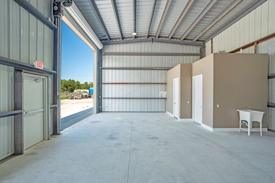 More Photos Of 3295 Steel Rail Dr, Bunnell Warehouse For Lease