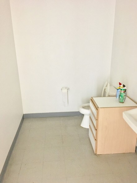 More Photos Of 65 N Dupont Hwy, Dover Medical For Sale