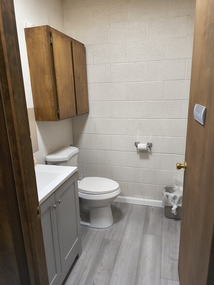 More Photos Of 15 NE 7th St, Madras Office For Sale