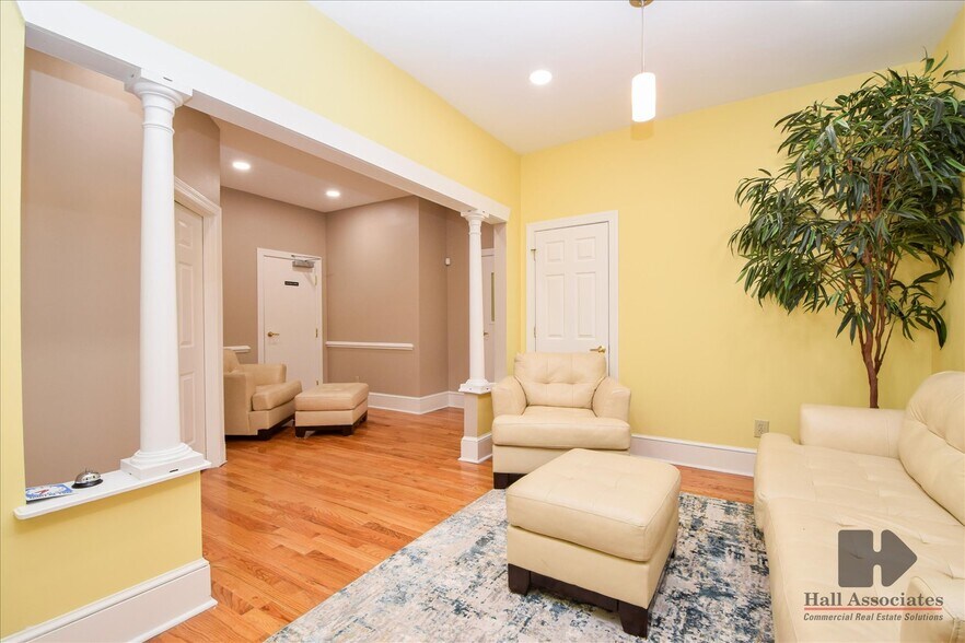 More Photos Of 124 Wells Ave NW, Roanoke Office Residential For Lease