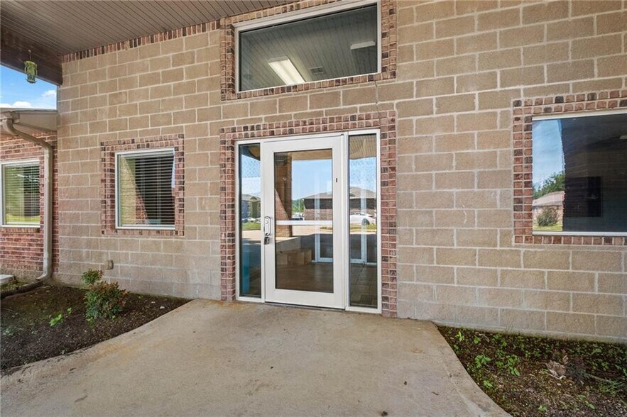 More Photos Of 185 Rebecca St, Gentry Office For Sale