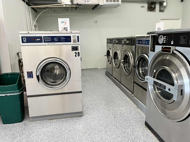 More Photos Of 337 Fond du Lac Ave, Fond Du Lac General Retail For Sale