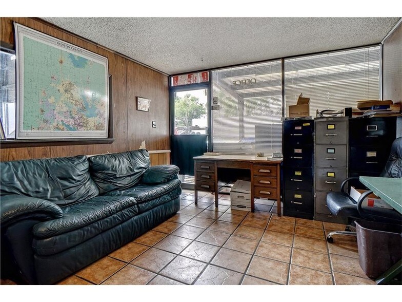 More Photos Of 715 Dallas Dr, Denton Flex For Sale