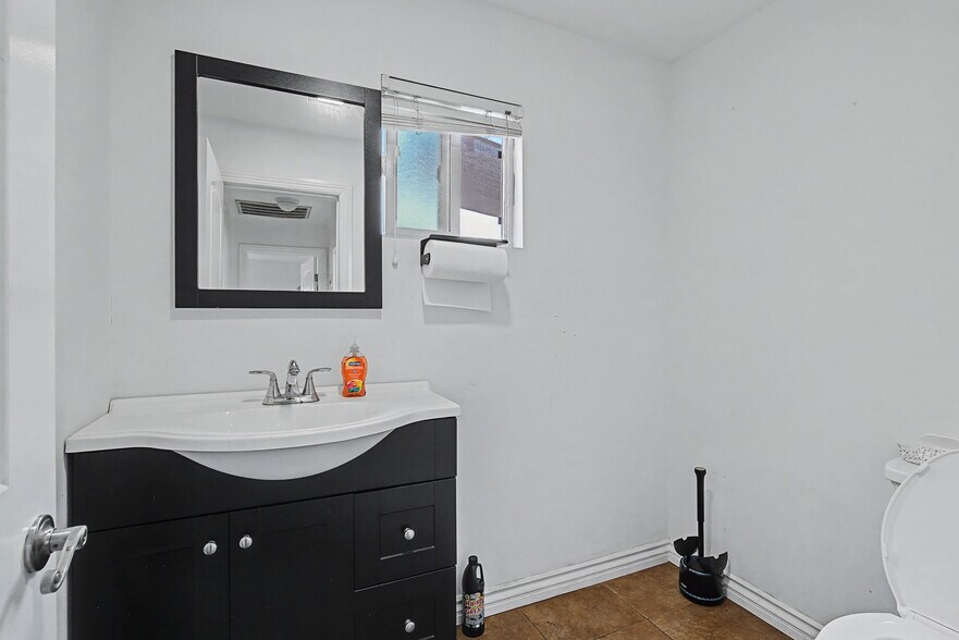 More Photos Of 6045-6047 Vineland Ave, North Hollywood Office For Sale