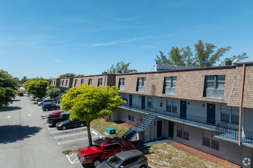 More Photos Of 3901 36th Ct, West Palm Beach Apartments For Sale