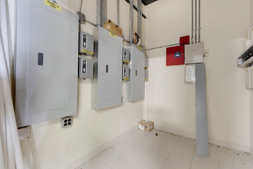 More Photos Of 8645 E Backwater Rd, North Webster Showroom For Lease