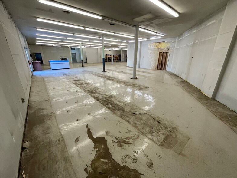 More Photos Of 130 W 3rd St, Waynesboro Light Distribution For Lease