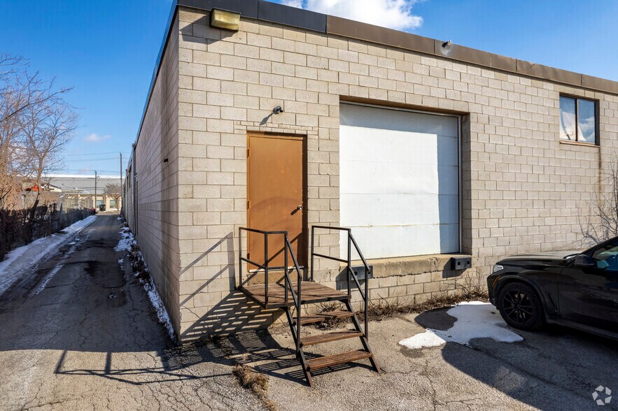 More Photos Of 119-121 Toryork Dr, Toronto Warehouse For Lease