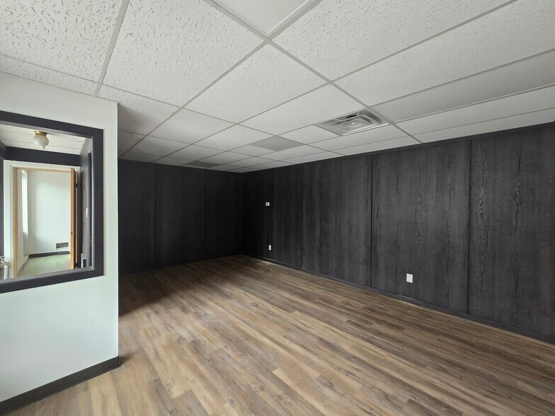 More Photos Of 45 Pacific Crt, London Flex For Sale