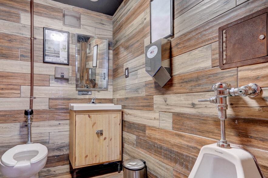 More Photos Of 135 Duval St, Key West Bar For Lease