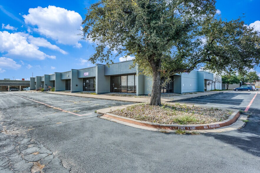 More Photos Of 1910 Pendleton Dr, Garland Flex For Lease