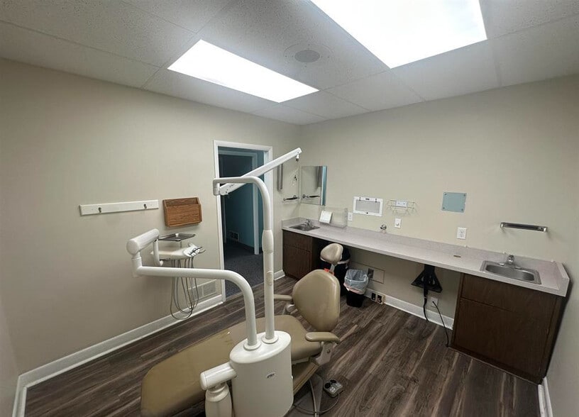 More Photos Of 101 S Rose St, Elmwood Office For Sale