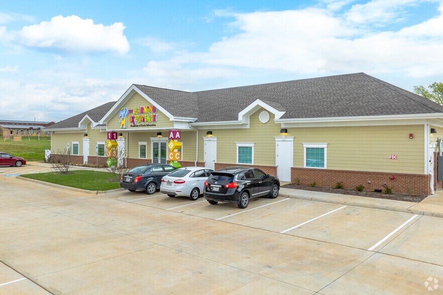 More Photos Of 120 Baize Blvd, Hickory Creek Freestanding For Sale