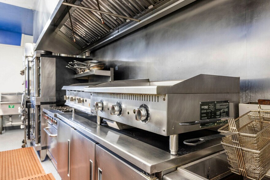 More Photos Of 7588 N Broadway, Red Hook Specialty For Sale