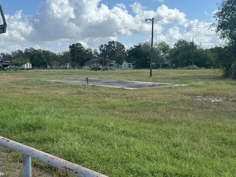 More Photos Of 108 S 8th St, Skidmore Service Station For Sale