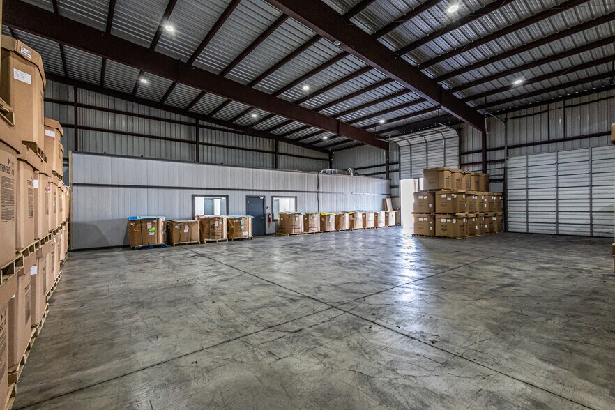 More Photos Of 13806 N Unitec Dr, Laredo Warehouse For Lease