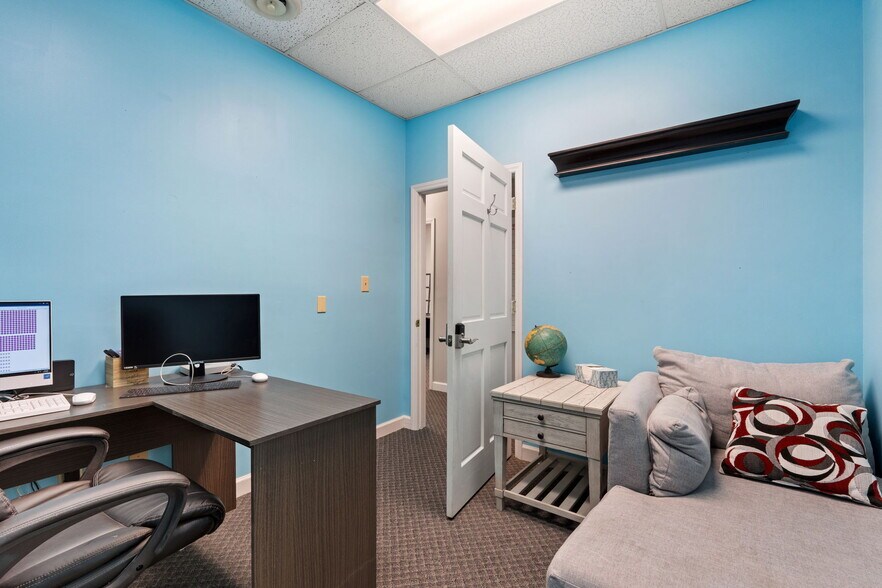 More Photos Of 1919 Boulevard St, Greensboro Office For Sale