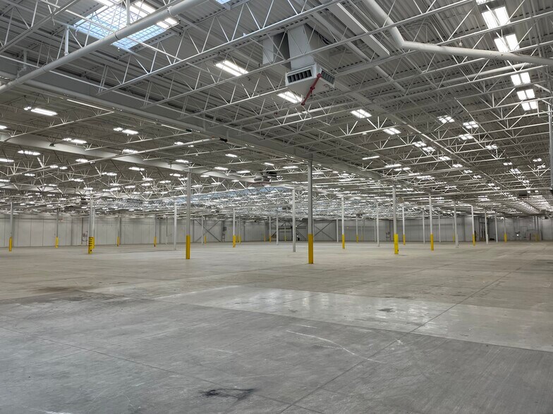 More Photos Of 100 Edgeley Blvd, Vaughan Industrial For Lease