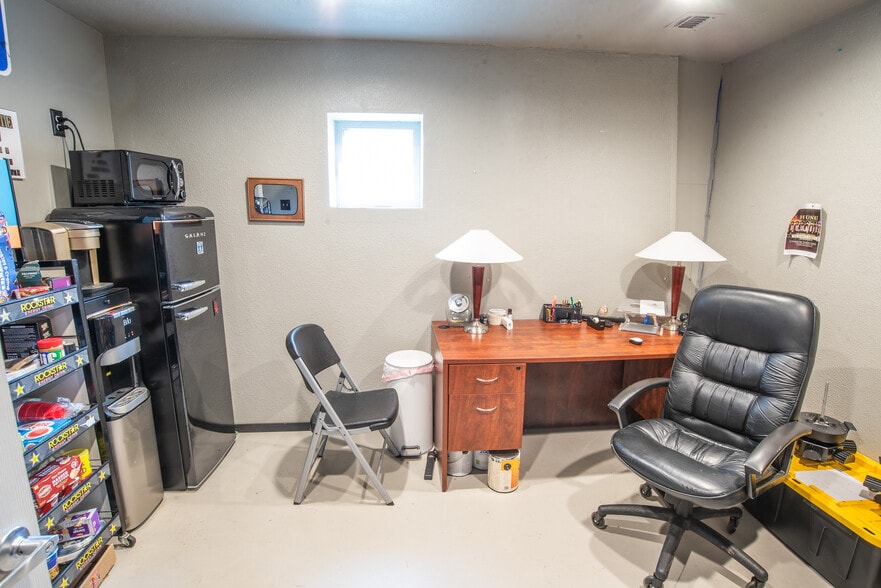 More Photos Of 5646 W Harrier Dr, Missoula Showroom For Sale