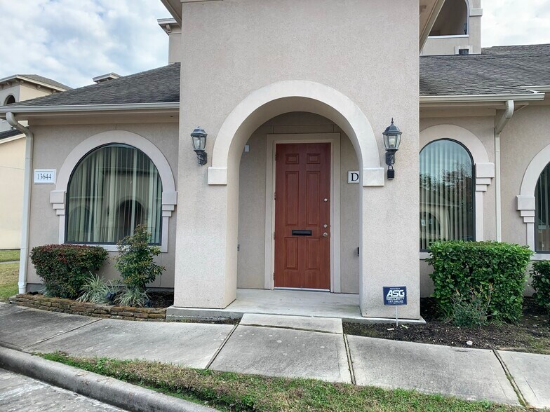More Photos Of 13644 Breton Ridge St, Houston Medical For Sale