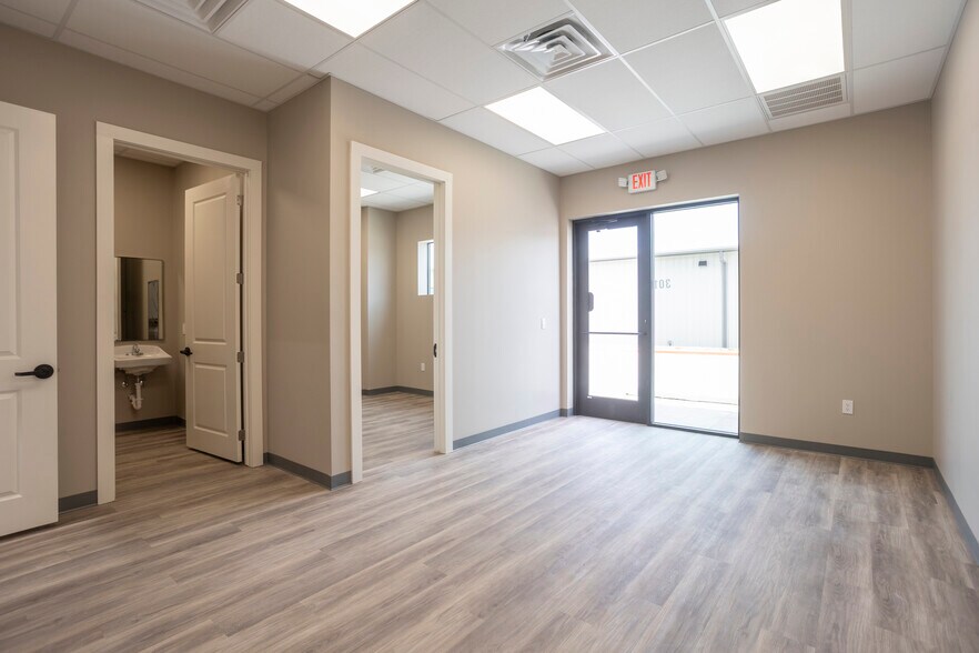 More Photos Of 6451 Silver Saddle Rd, Fort Worth Warehouse For Lease