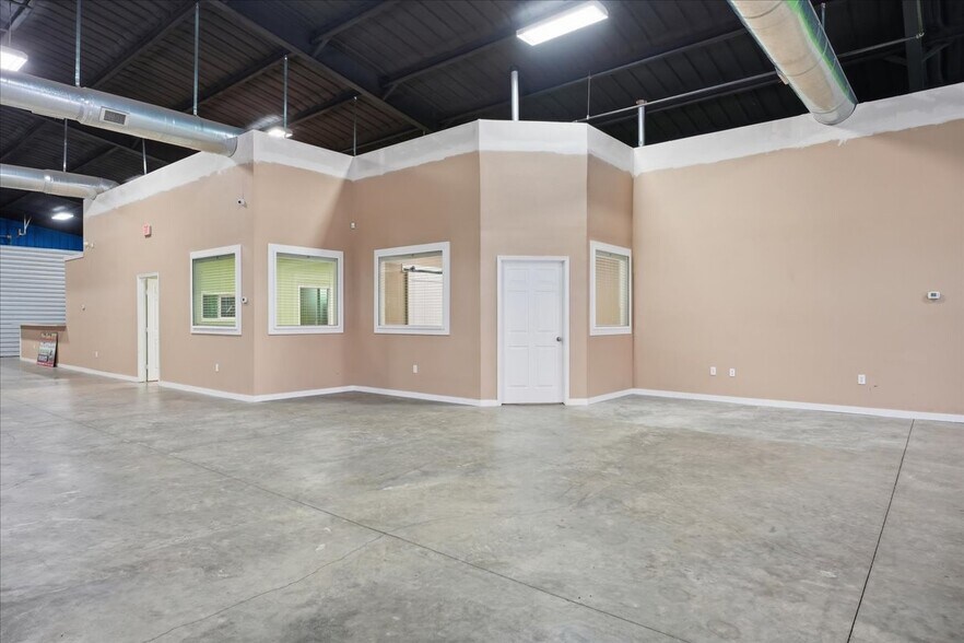 More Photos Of 3118 E Slaton Hwy, Lubbock Showroom For Sale