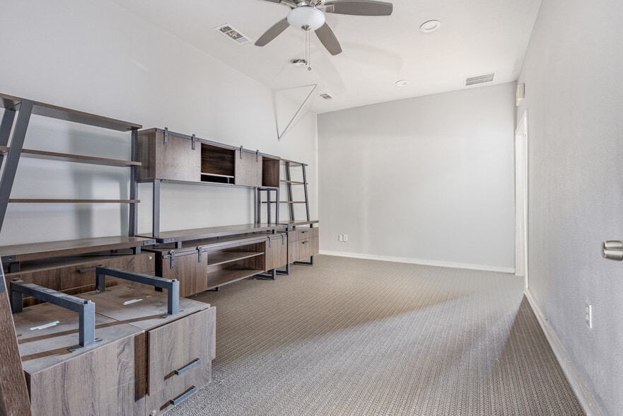 More Photos Of 1024 S First St, Sherman Warehouse For Lease