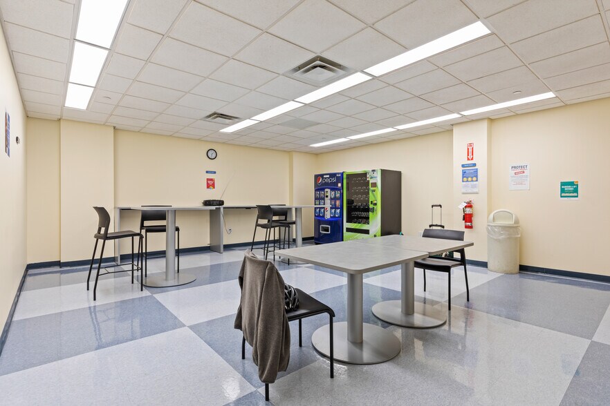 More Photos Of 6405 7th Ave, Brooklyn Office For Lease