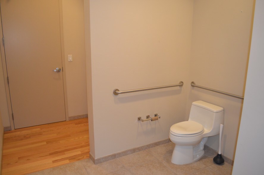 More Photos Of 4170 Lafayette Center Dr, Chantilly Light Distribution For Lease