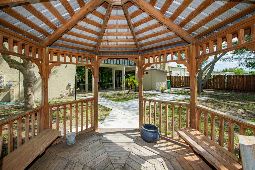 More Photos Of 2595 Tamiami Trl, Port Charlotte Apartments For Lease