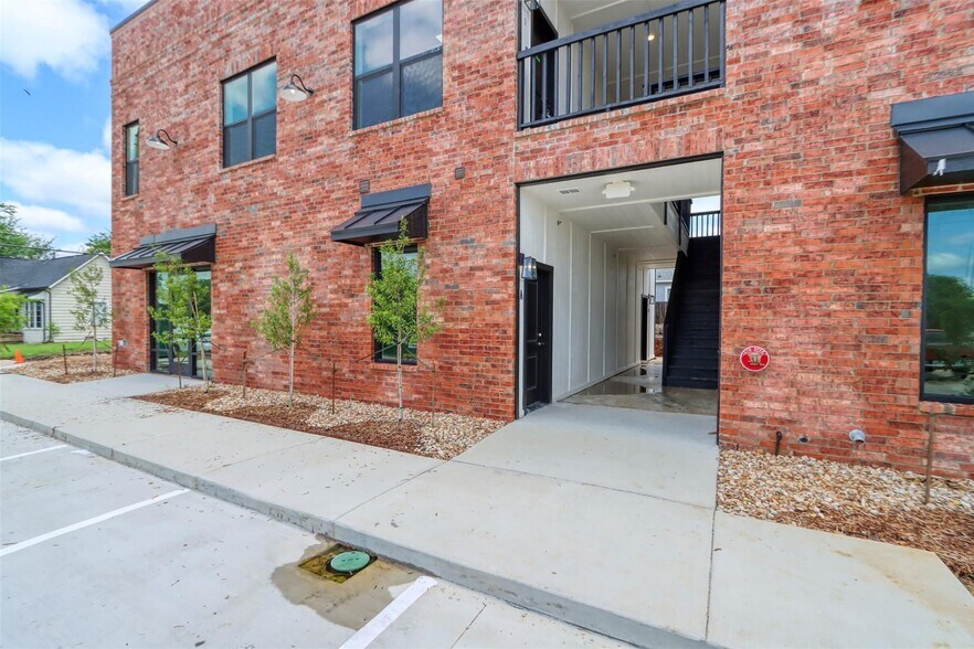 More Photos Of 201 E 5th St, Ferris Storefront Retail Office For Lease