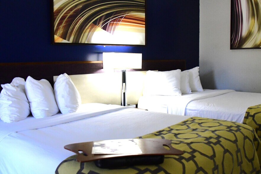 More Photos Of 2075 Highway 192 W, London Hotel For Sale