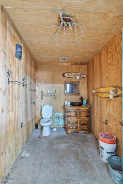 More Photos Of 302 N Access Rd, Clyde Showroom For Sale