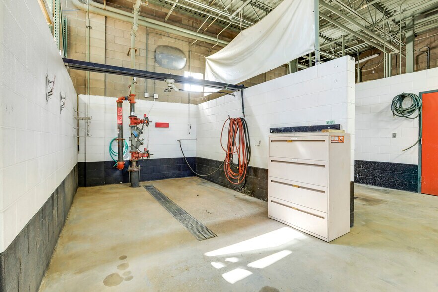 More Photos Of 2885 W County Line Rd, Littleton Auto Dealership For Sale