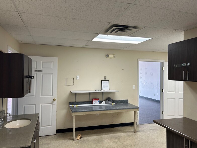 More Photos Of 640 River Ridge Plz, Brandenburg Unknown For Lease