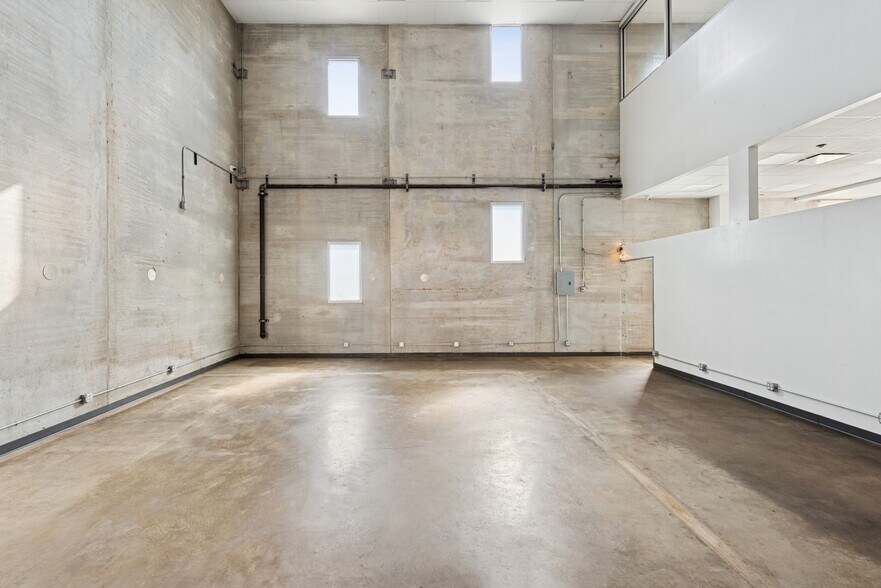 More Photos Of 2058 W Grand Ave, Chicago Loft Creative Space For Sale