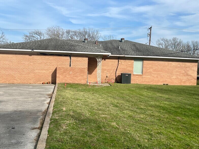 More Photos Of 1101 S Main St, Lindale Medical For Sale
