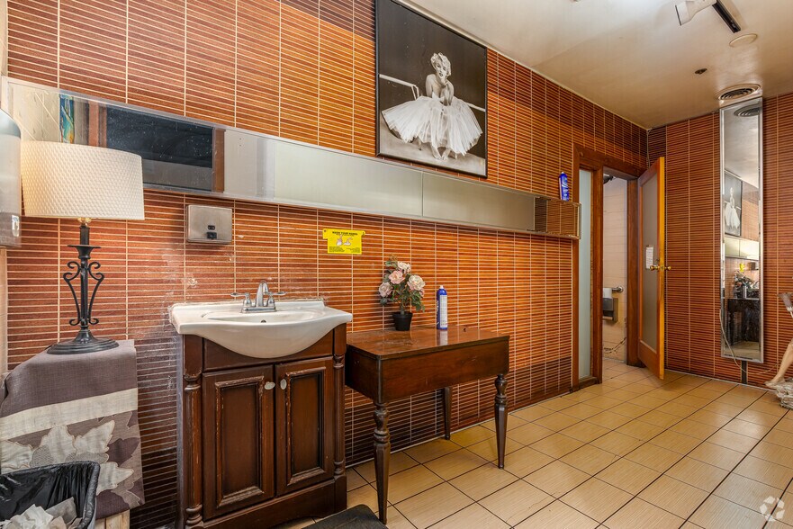 More Photos Of 755 S Hobart Blvd, Los Angeles Storefront Retail Office For Lease