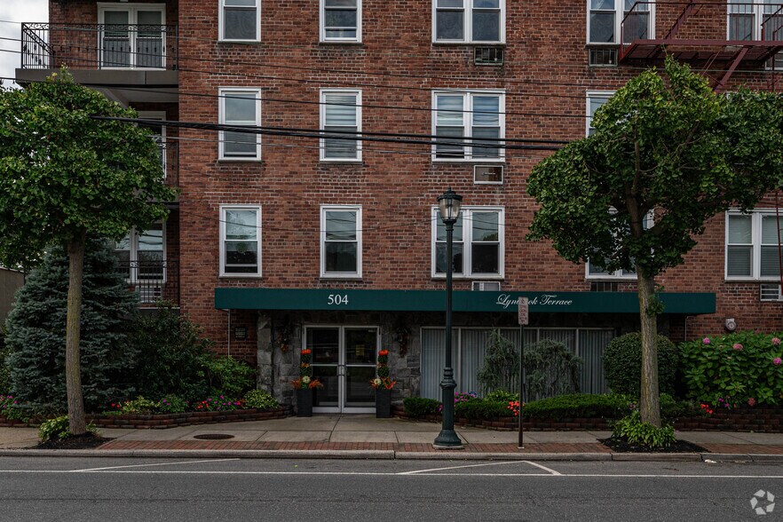 More Photos Of 504 Merrick Rd, Lynbrook Apartments For Sale