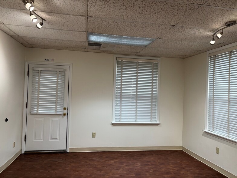 More Photos Of 8505 Delmar Blvd, University City Office For Lease