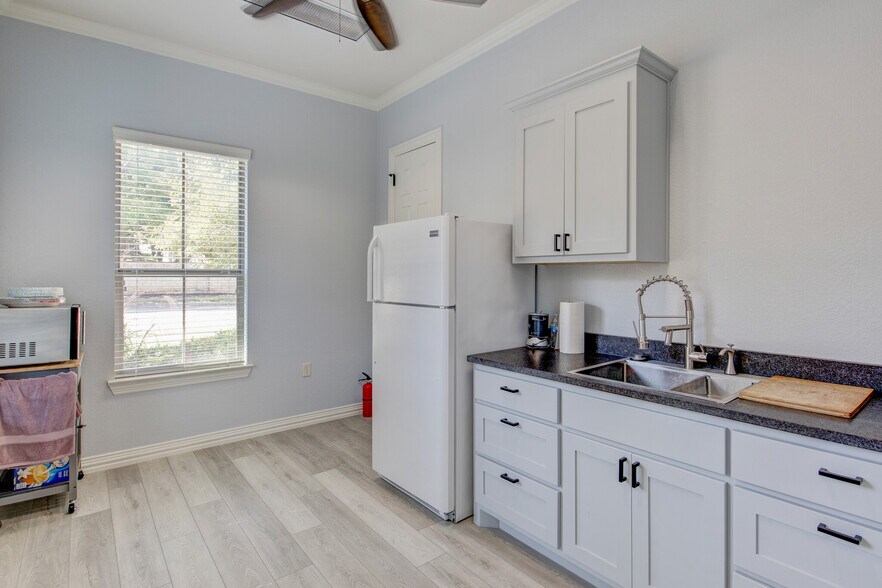 More Photos Of 7633 Bellaire Dr S, Fort Worth Medical For Sale