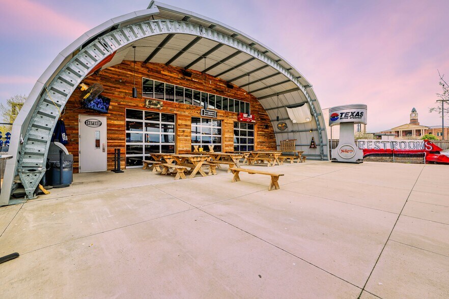 More Photos Of 309 S Oak St, Roanoke Restaurant For Lease