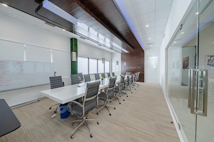 More Photos Of 4350 NW 8th Ct, Fort Lauderdale Showroom For Sale