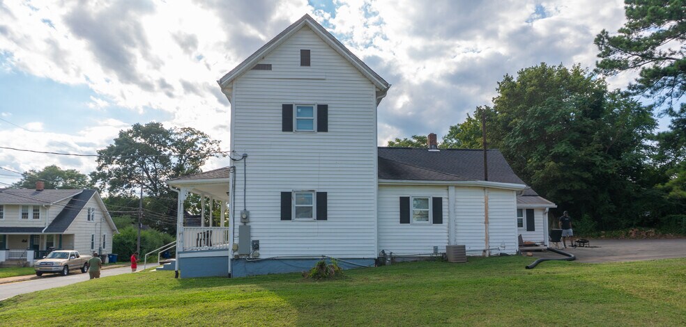 More Photos Of 927 Apple St, Winston-Salem Multifamily For Sale