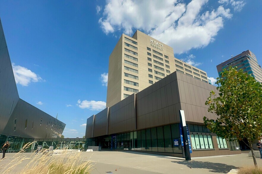 Primary Photo Of 401 W High St, Lexington Hotel For Lease