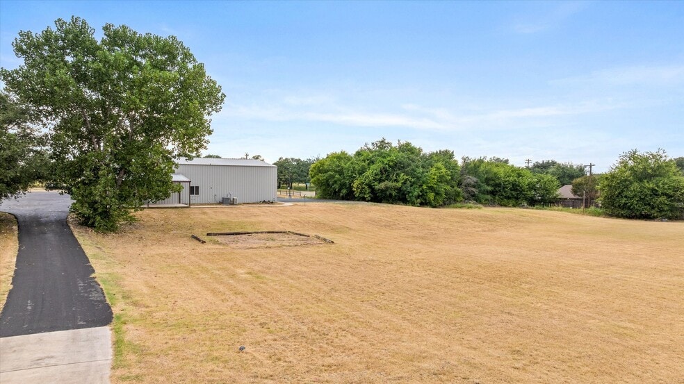 More Photos Of 1817 S Morgan St, Granbury Auto Dealership For Sale