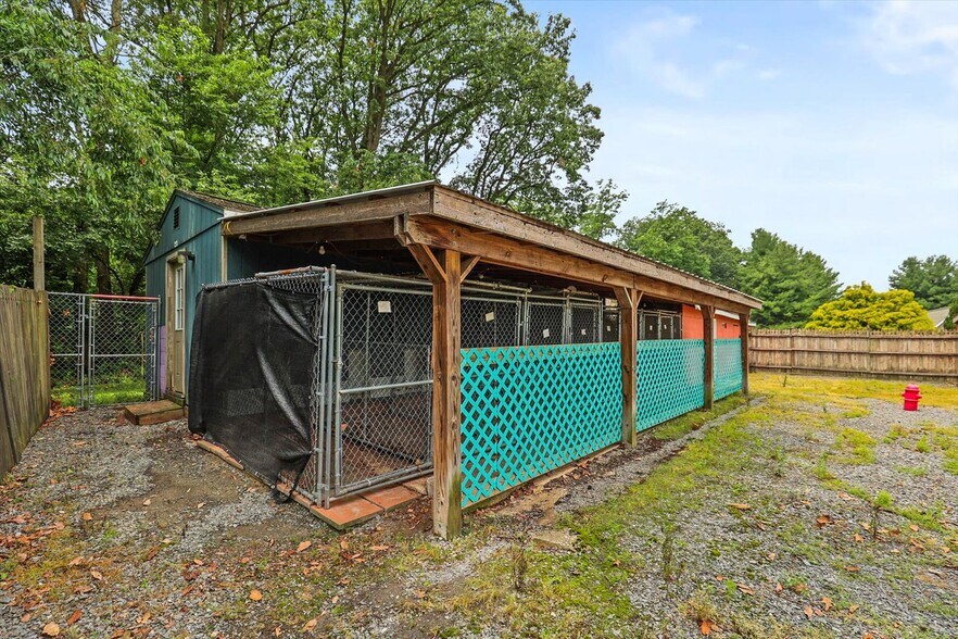 More Photos Of 333 Newcomer Rd, Windsor Veterinarian Kennel For Sale