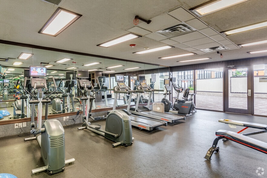 More Photos Of 2101 S Meridian Ave, Oklahoma City Hotel For Sale